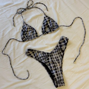 Bikini - Säljer denna jättefina bikinin från Asos då har den inte kommit till någon  användning. Bikinin är helt oanvänd. Nederdelen och topp är storlek S 🖤