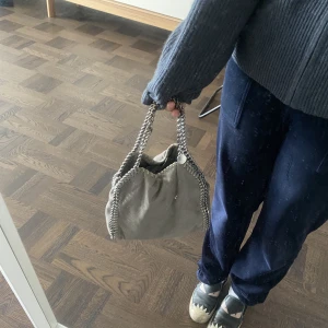 Stella McCartney fallabella bag - Säljer min fina Stella McCartney fallabella väska i ljusgrå. Mycket bra skick. Även lång kedja i väskan.  (Smutsig spegel)