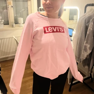 Levis sweatshirt - Säljer min Levis sweatshirt då den inte kommer till användning längre. nyskick, knappt använd. Inköpspris 600kr