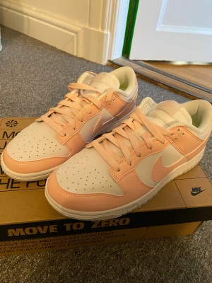 Dunk low storlek 39 - Nike dunk low i storlek 39. Helt nya. Kvittot är tyvärr borta.