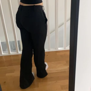 BikBok Low waisted kostymbyxor  - Skit snygga low waisted kostymbyxor från BikBok🤩 Köpt från en tidigare plick ägare men aldrig kommit till användning . Modellen heter Vera Petite. Innerbenslängd = 74cm. Tveka inte att kontakta mig om du har frågor❤️(frakt kostar 60kr)