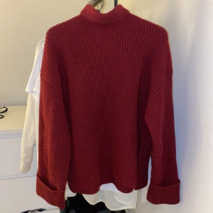 Röd stickad oversize tröja 😍 - Den absolut bästa stickade tröjan till allt!! Perfekt till sommaren över klänningen, på hösten och vintern. Från & Other stories. Knappt använd. Stora vida ärmar, slits på sidan 😍 stämmer bäst i färg med första bilden. A true red. Köpt för 500 typ??