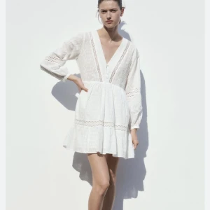 Klänning från Zara - Superfin klänning från Zara. Perfekt som studentklänning, till midsommar eller bara till sommaren! Missade sista dag för retur så klänningen är oanvänd med prislapp kvar!!