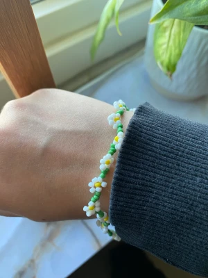 Blommigt pärlarmband - Ett super sött pärlarmband med blommor på som jag själv gjort💚