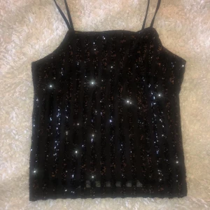 Glittrig top✨ - En glittrig fest topp från Bikbok i storleken xs. Använd fåtal gånger.