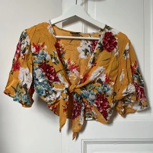 Ginatricot blus  - Kortärmad blus från ginatricot med knyte framtill. Knappt använd, i mycket fint skick.