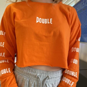 Cropped Shirt - Cropped långärmad tröja köpt i USA. Passar storlek xs/s. Är 165 cm för referens.