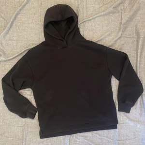 Uniqlo hoodie XS, used in somewhat good condition. 