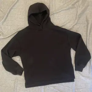 Uniqlo hoodie XS, used in somewhat good condition. 