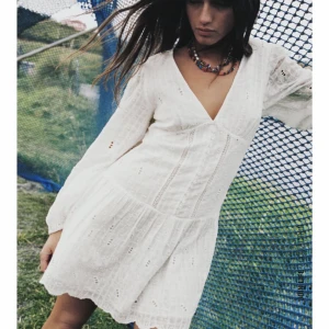 Klänning från zara - En fin vit sommarklänning från zara! Ändats andvänder en gång💗