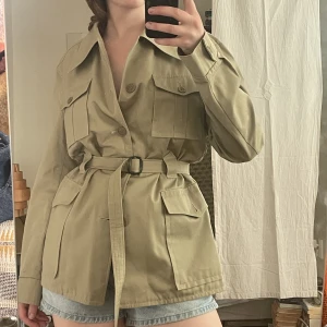 Vårjacka - Beige jacka i tunnt men rejält tyg av mycket bra kvalitet. Knappt använd! Perfekt till vår/sommar/höst. Fyra fickor framtill och två innerfickor.☀️