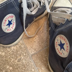 Blå converse skor - Ett par jättefina blå converse som är välanvända därav är skosnörena ganska smutsiga samt är tyget smutsigt på fåtal ställen, säljer pga dom är för små för mig  