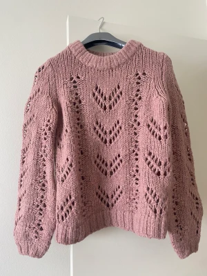 Stickad tröja  - En super fin tröja från Neo Noir. 