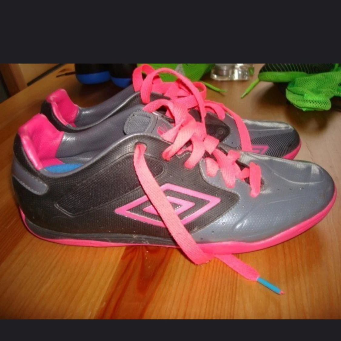 Skor, inomhus träningsskor, stl 40 (25 cm), mkt fint skick - 90