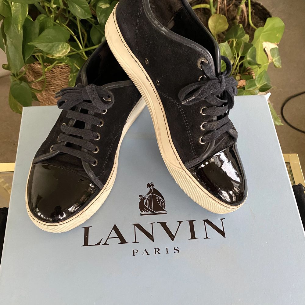 Hej, säljer ett par super snygga Lanvin sneakers i marinblå färg. Använda men fortfarande väldigt bra skick på mocka och Toebox. Size 5 vilket motsvarar 40/40,5. Nypris runt 4000kr. Dustbags från köp. Priset är inte hugget i sten. Hörs!. Skor.