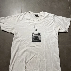 Stussy T shirt  - Fet stussy T shirt med sällsynt penseltryck, köpt på Caliroots för ett par år sedan, OBS, såg nu att det är en liten fläck på lägre delen av t shirten, därav lägre pris.