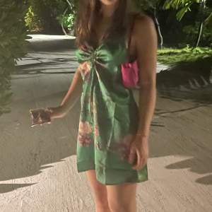 Grön djungermönstrad klänning från zara i siden i nyskick💘
