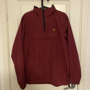 Lyle & Scott regnjacka - Skick 10/10. Regnjackan köptes för ett tag sedan. Den har bara legat i garderoben. Modellen finns inte tillgänglig längre. Pris går att diskutera, försten till kvarn!