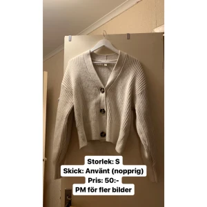 Stickad kofta - KOM GÄRNA MED EGET PRISFÖRSLAG. Pm för fler bilder!