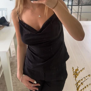 Festtopp  - Svart fest topp. Storlek large men sitter helt perfekt på mig som vanligtvis har Xs/S. Använd ett fåtal gånger