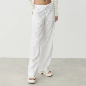 Byxor  - Säljer mina vita linnebyxor från Gina Tricot, dom är endast testade. 