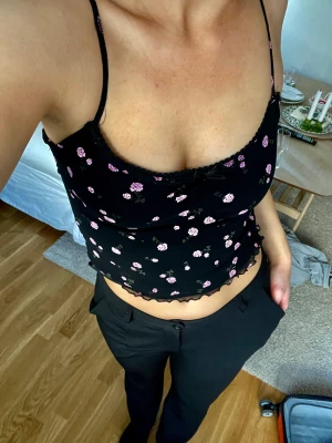 Blommig topp 🌸 - Supersöt blommig topp. Sydd från en kjol. 