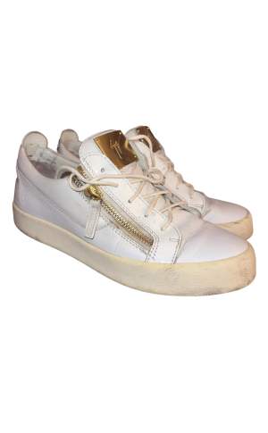 Giuseppe Zanotti skor i färgen white gold, storlek EU42 men passar även 43. Skorna är i använt skick därav är dem lite smutsiga osv. Nypris 6000. Varken kvitto eller box medkommer.