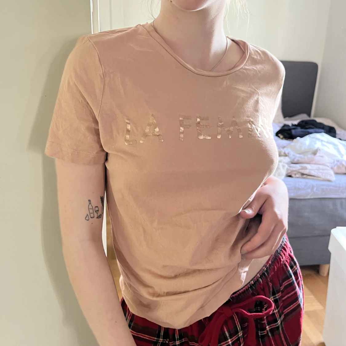 Beige tröja med text - 90