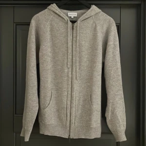 Davida Cashmere Zip hoodie S - Säljer denna feta 100% Kashmir zip hoodien ifrån Davida | Skick: 10/10 endast testad | Nypris: 3000 kr | Mitt pris: 1200 kr | Priset går självklart att diskuteras | Hör av er vid minsta fråga eller fundering :)