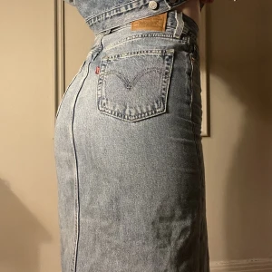 Jeanskjol  - Lång jeanskjol från Levis! 