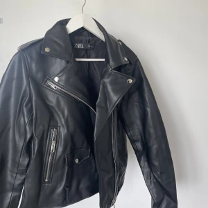 Skinnjacka Zara - Skinnjacka från Zara. Skrynklig pga legat nedpackad. Bälte till jackan medföljer. Storlek XL men väldigt liten, skulle säga mer som storlek M 💗