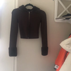 Tröja - En kofta till typ en varm sommarkväll eller något liknande ifall du vill ha något mer lite ”spicy” så att säga!! Fint skick och använt 2 gånger max! 🩷 skriv för fler bilder på eller så🌸🌷