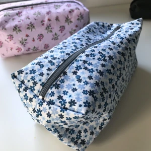 Necessär/sminkväska - Höjd 9cm Längd 20 cm Bredd 9 cm