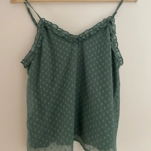 Linne - Jättegulligt grönt linne med ljusare färgade prickar💕 storlek Xs