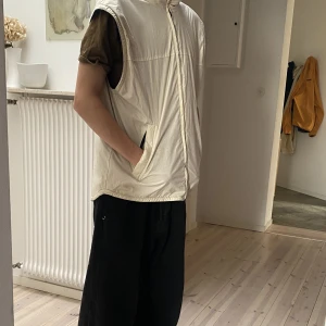 Väst - Supersnygg väst som passar både killar och tjejer i storlek S-XL. 