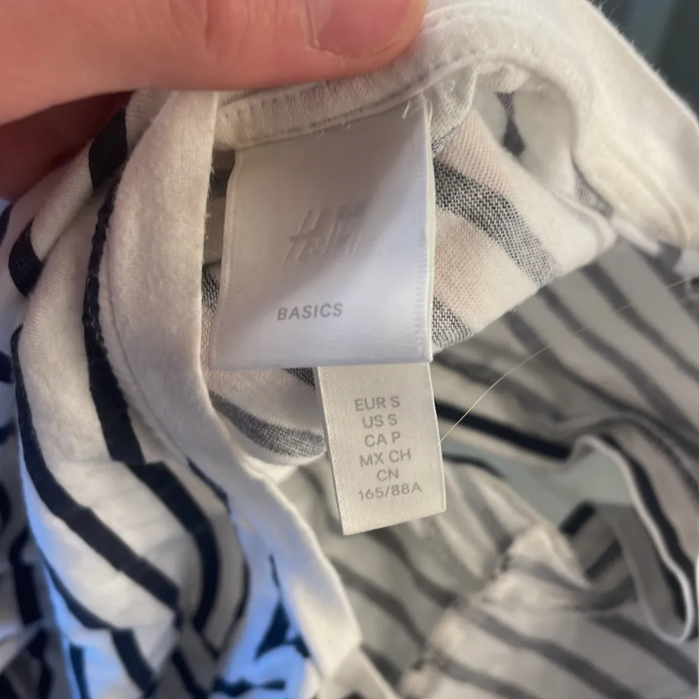 En svart vit randig tröja från H&M säljer pågrund av att den ej kommer till användning💓. T-shirts.