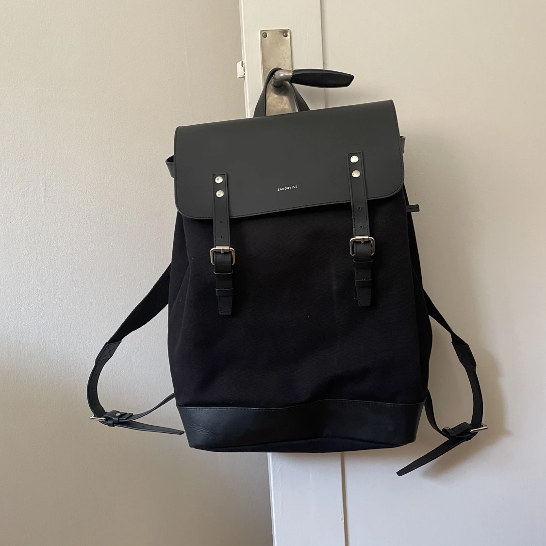 Svart ryggsäck Sandqvist 