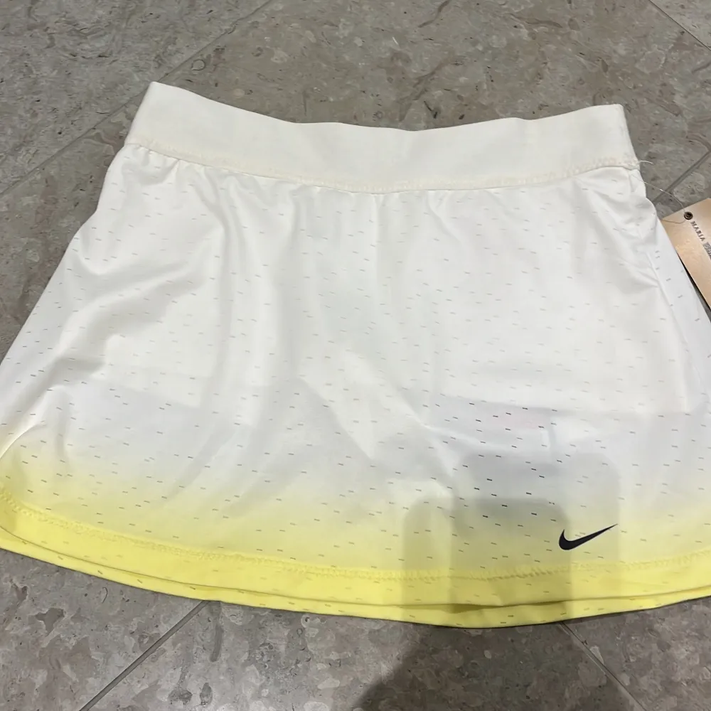 Säljer denna kjol igen pga flera oseriösa köpare. Aldrig använd (endast testad) tenniskjol från Nike med Lapp kvar. Strl 146-156 (ungefär xs). Kjolar.