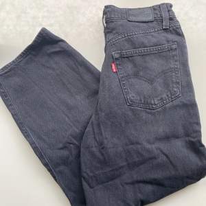 Levi’s jeans i modell balloon leg, strl 26/26. Säljer då de tyvärr blivit för små. 