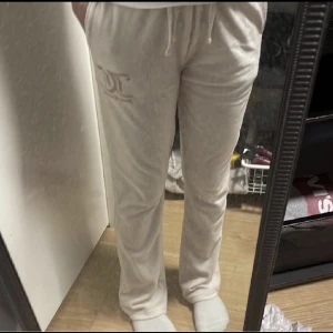 Juciy - Säljer mina Beiga juicy byxor, köptes för 600kr typ säljer för 450 priset kan diskuteras💓