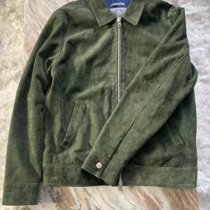 Human scales suede jacka - Grön jacka från human scales 9/10 mycket fint skick Nypris 3000 Storlek L