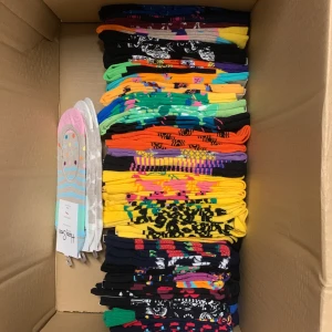 Happy Socks - Över 30 par helt nya oanvända Happy Socks med olika motiv. Nypris ca 90kr styck, här 30kr styck eller köp alla för paketpris. 