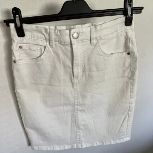 Vit jeanskjol - Kjol som jag aldrig använt, storlek S. Köpt för 249kr, säljer för 110kr inkl frakt!🤍