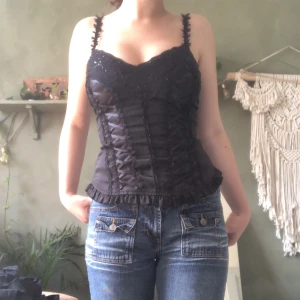 sexig korsett topp - sååå snygg korset topp köpt på second hand, enbart använd 1 gång av mig. strl S men skulle passa liten M också. från märket Lovie. läs bio innan köp. tryck gärna på köp nu 🔮🪷