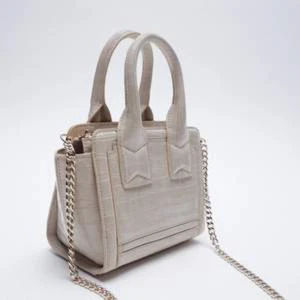 Zara väska  - Hej!  Säljer denna söta väska från Zara, den är använd 3 gånger så den är i nyskick. Inga slitningar! Kom privat om du är intresserad eller vill ha privata bilder💗