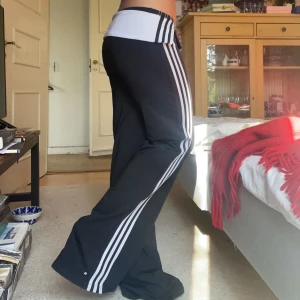 Lågmidjade Adidasbyxor  - Lågmidjade fold over adidas byxor