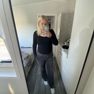 Juicy couture byxor - Säljer mina fina mörkgråa juicy couture byxor som aldrig är använda, därav jättefina! Skickar gärna mer bilder om de önskas💕Pris kan diskuteras vid snabb & enkel affär!Jag anser att dem är mörkgråa men kan uppfattas som lite olivgrönaktiga i vissa ljus. 