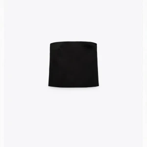 Bandeau-top från Zara  - Bandeau-top från Zara. Helt oanvänd med prislapp kvar. Storlek L men passar mer som M. Säljer för 98kr, inköpspriset var 179kr💗 Ref: 9176/971