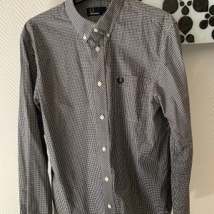 Skjorta Fred Perry M - Herrskjorta från Fred Perry i strl M. Endast använd 1 gång. I mycket gott skick.