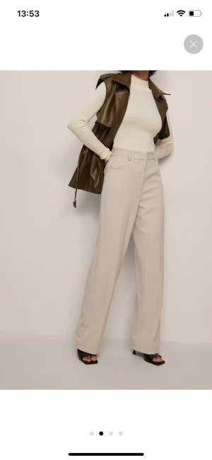 Beige kostymbyxor från Nakd - Säljer mina beige kostymbyxor från nakd då de inte kommer till användning. Nypris 549 💗perfekt i längden för mig som är 173 cm, så de nuddar marken lite 
